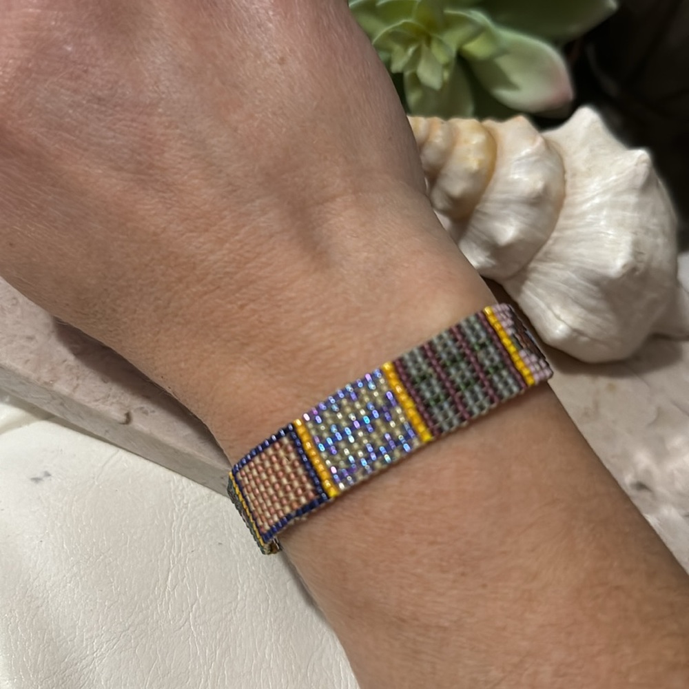 New Handmade Beaded Bracelet-Seed Beads in a Quilt Pattern-Gold Tone Closure - Picture 13 of 16
